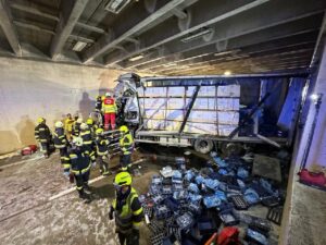 Schwerer LKW Unfall in der Unterflurtrasse St.Andrä – Reifenbrand und eingeklemmte Person